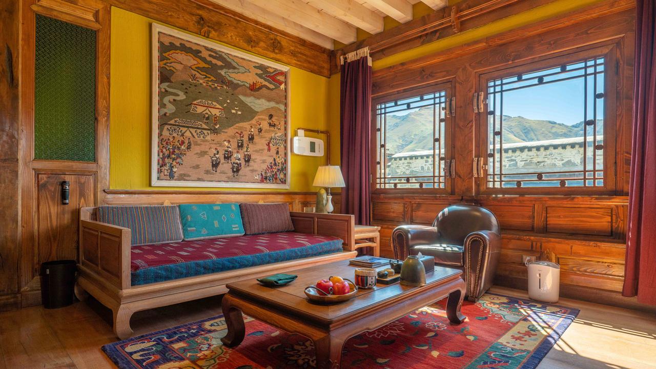 songtsam lodge Tibet - living room