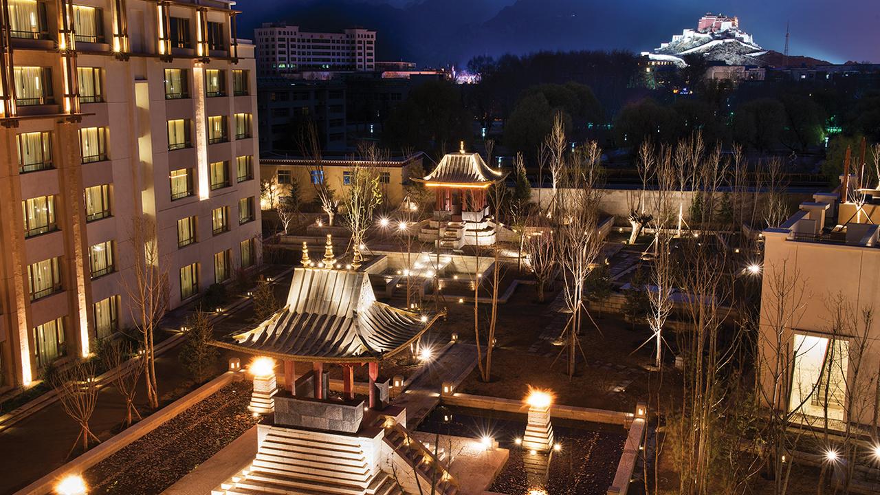 Shangri La Hotel Lhasa at night