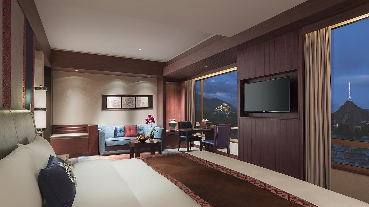 Bedroom at Shangri La Hotel Lhasa