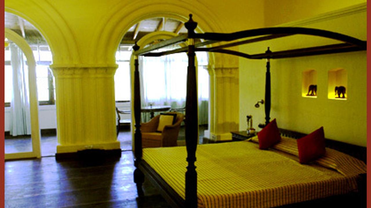 Four poster bed at the Old Harbour Hotel