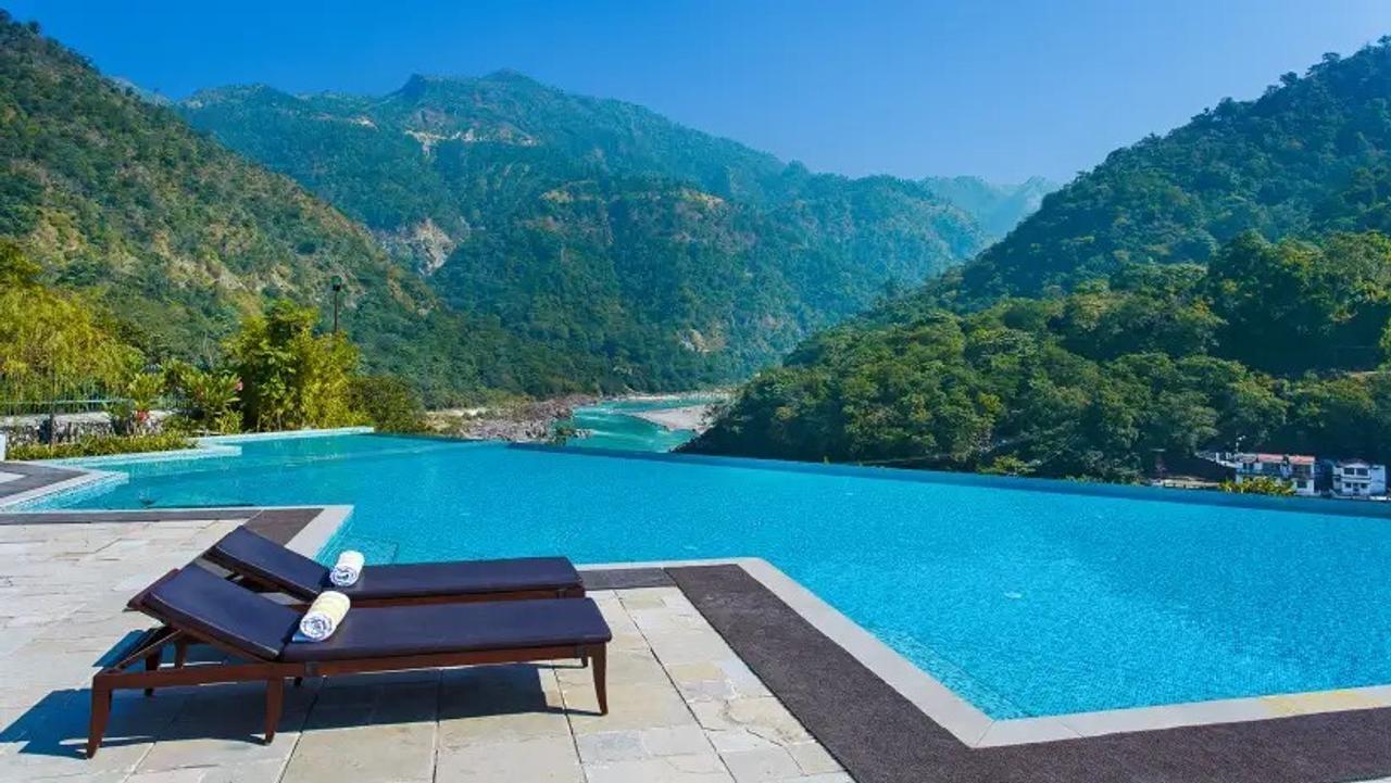 Infinity pool and sun terrace