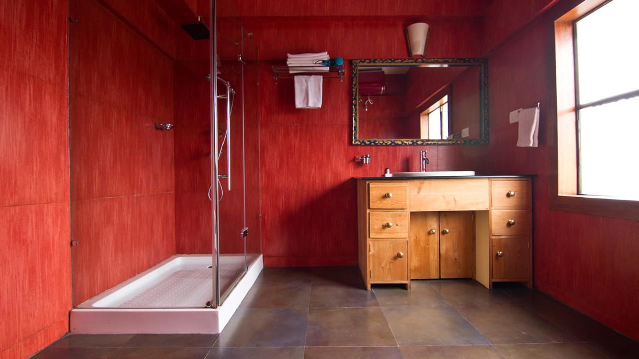Red bathroom at Chonor House