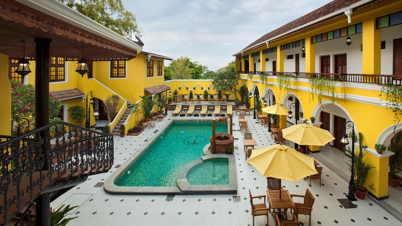 Pool & courtyard