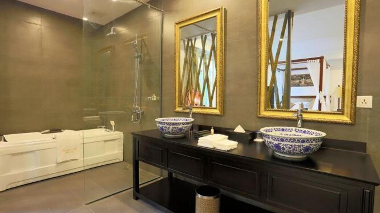 Bathroom at Palace Gate Hotel