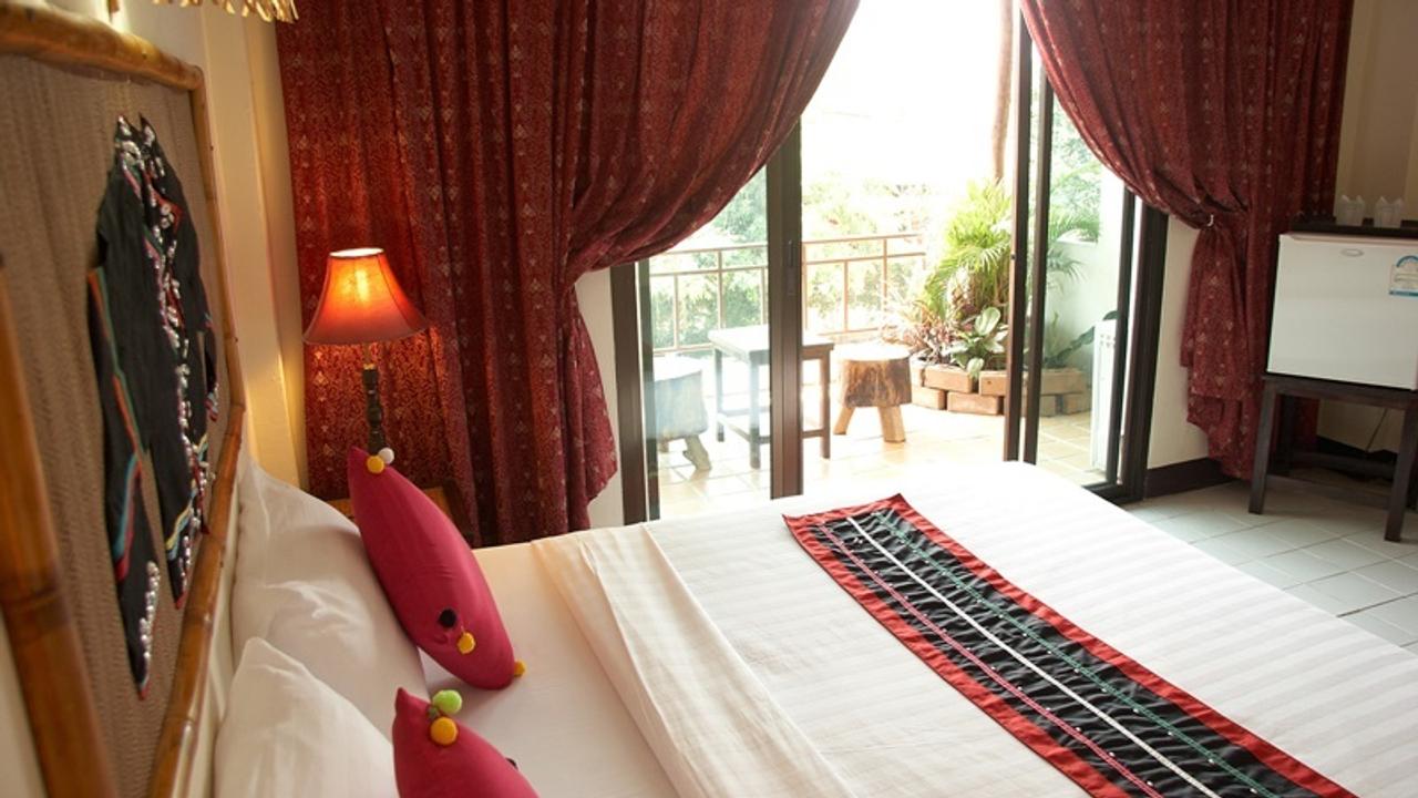 Red bedroom at Phumanee Lahu Home Hotel