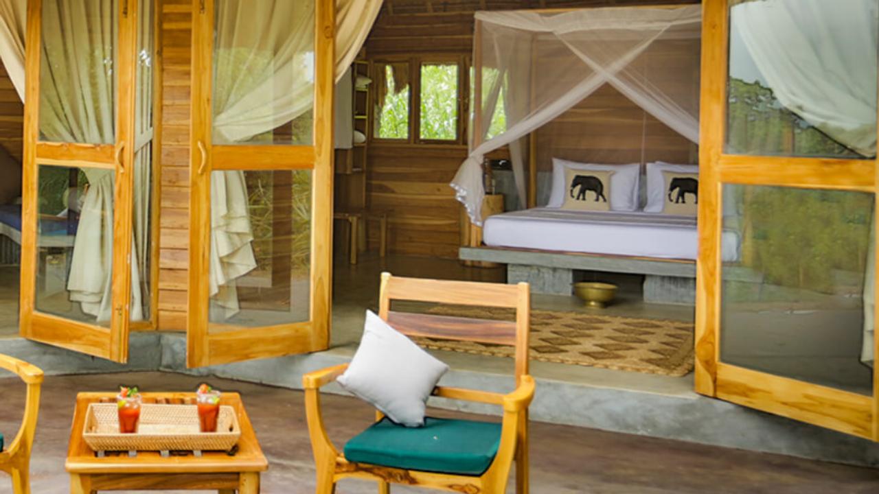 Bedroom with terrace at Gal Oya Lodge