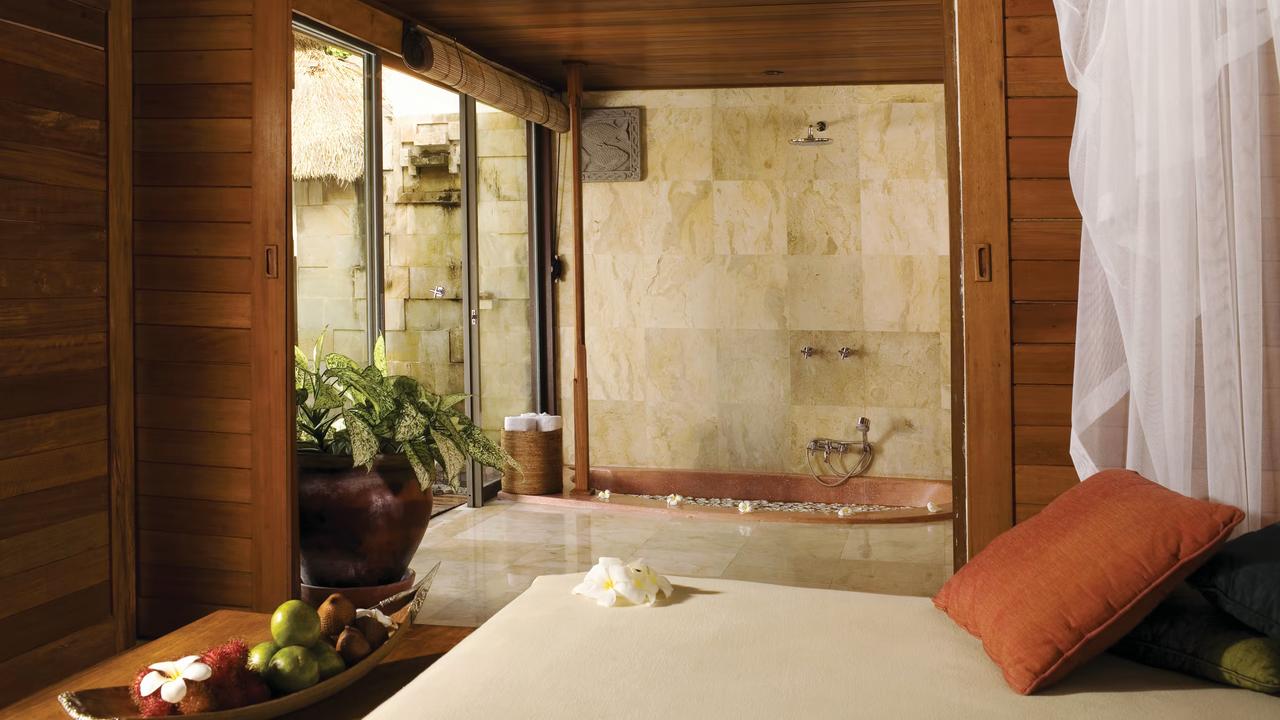 Bedroom with sunken bath at Belmond Jimbaran Puri