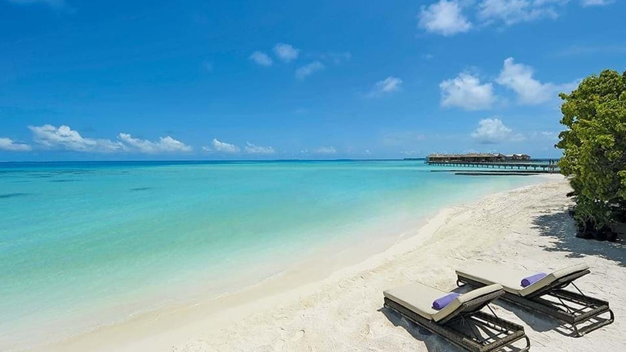 Loungers on the beach at Constance Moofushi