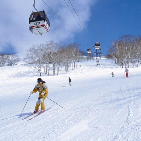 skiing in Japan