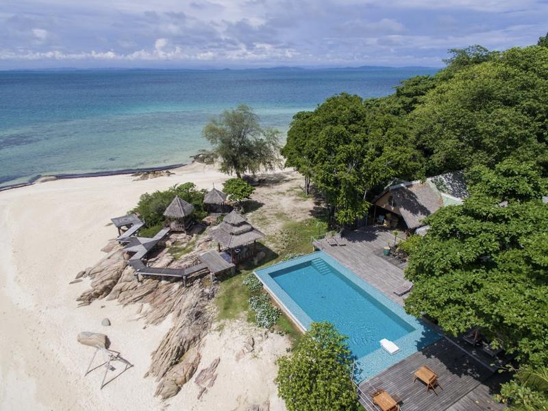 Pool on the edge of the beach at Koh Munnork Island Resort